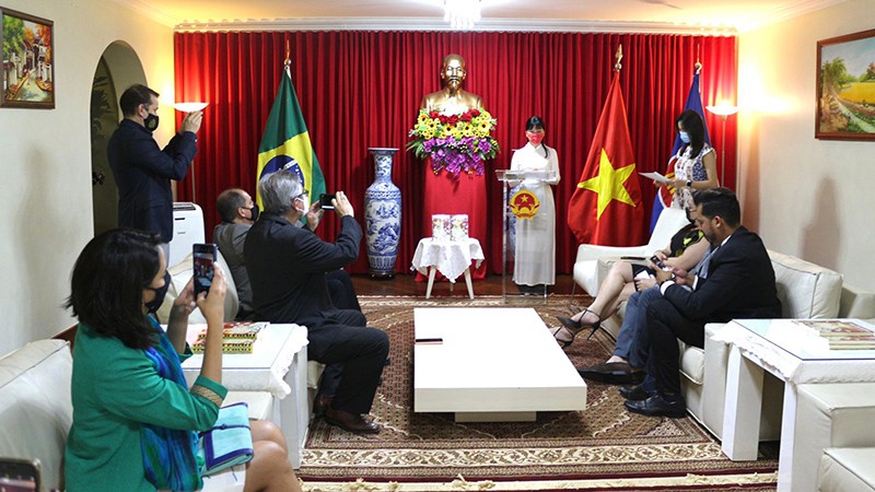 Book about President Ho Chi Minh in Portuguese introduced in Brazil